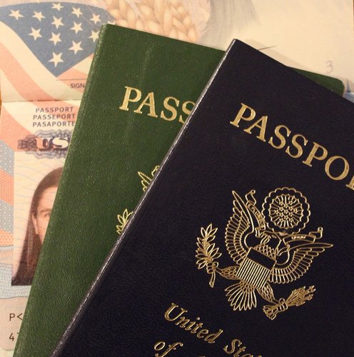 Photo montrant plusieurs papiers d'identité dont deux passeports